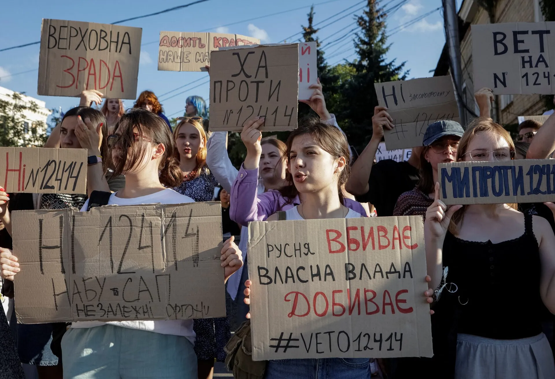 Зеленський пообіцяв зберегти незалежність антикорупційних органів: протестний тиск подіяв